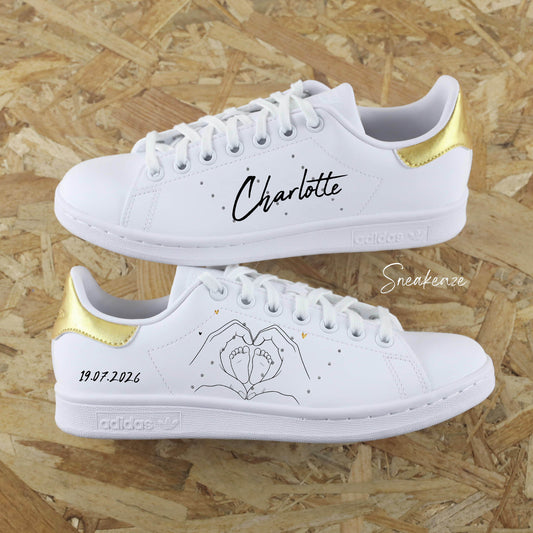 Sneakers Adidas customisées cadeau idéal pour jeune maman peintes à la main avec des détails dorés et noirs. Stan Smith personnalisées naissance avec prénom et dessin, cadeau unique et personnalisable pour jeune maman 