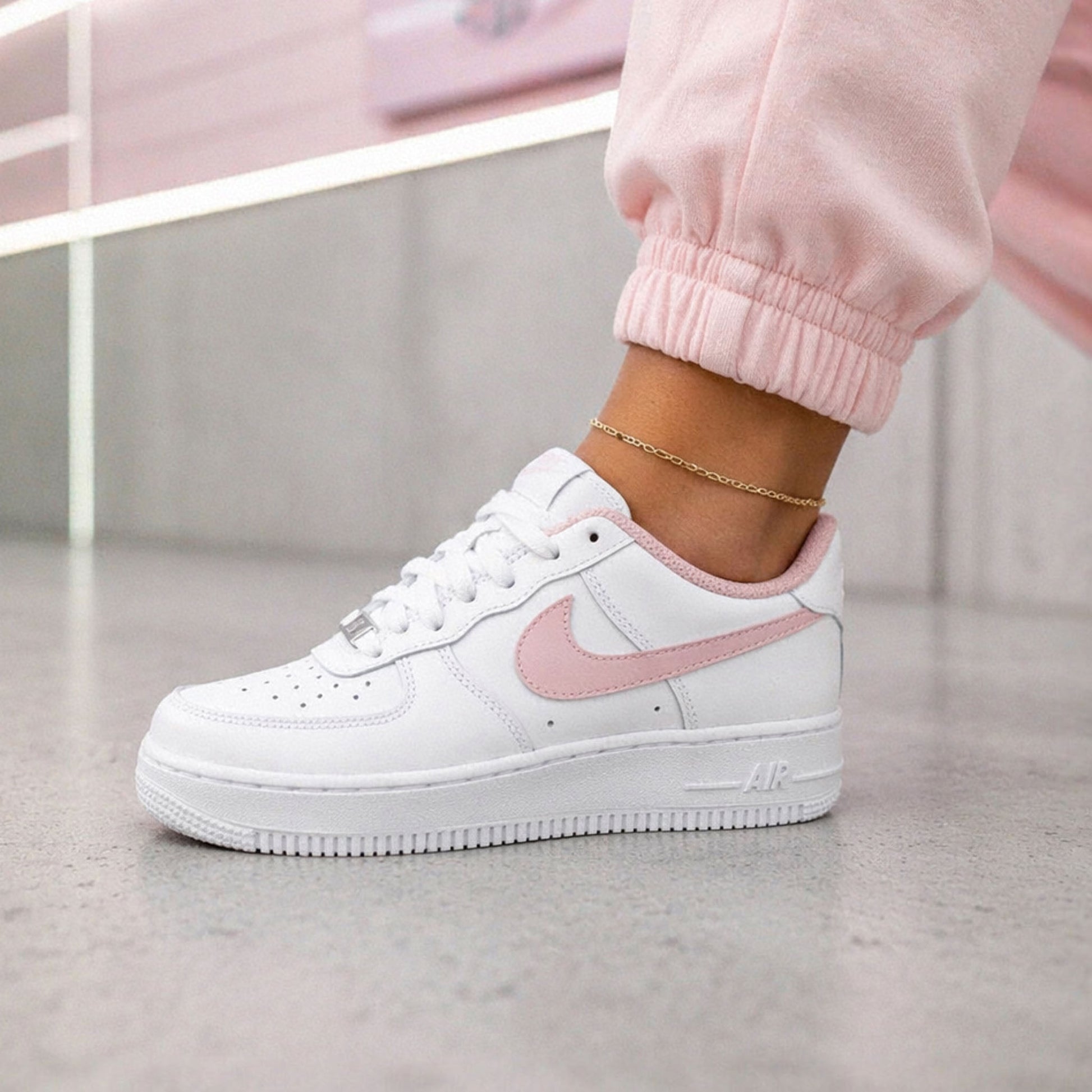 Baskets nike air force 1 custom swoosh et toile couleur rose clair - peint à la main