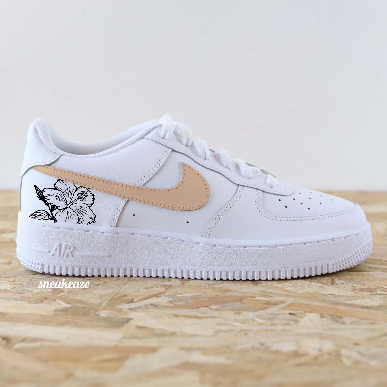 Baskets Nike Air Force 1 custom swoosh couleur orange pastel et dessin d'hibiscus sur les côtés extérieurs