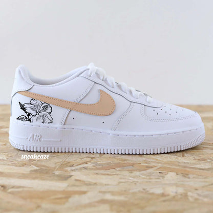 Baskets Nike Air Force 1 custom swoosh couleur orange pastel et dessin d'hibiscus sur les côtés extérieurs
