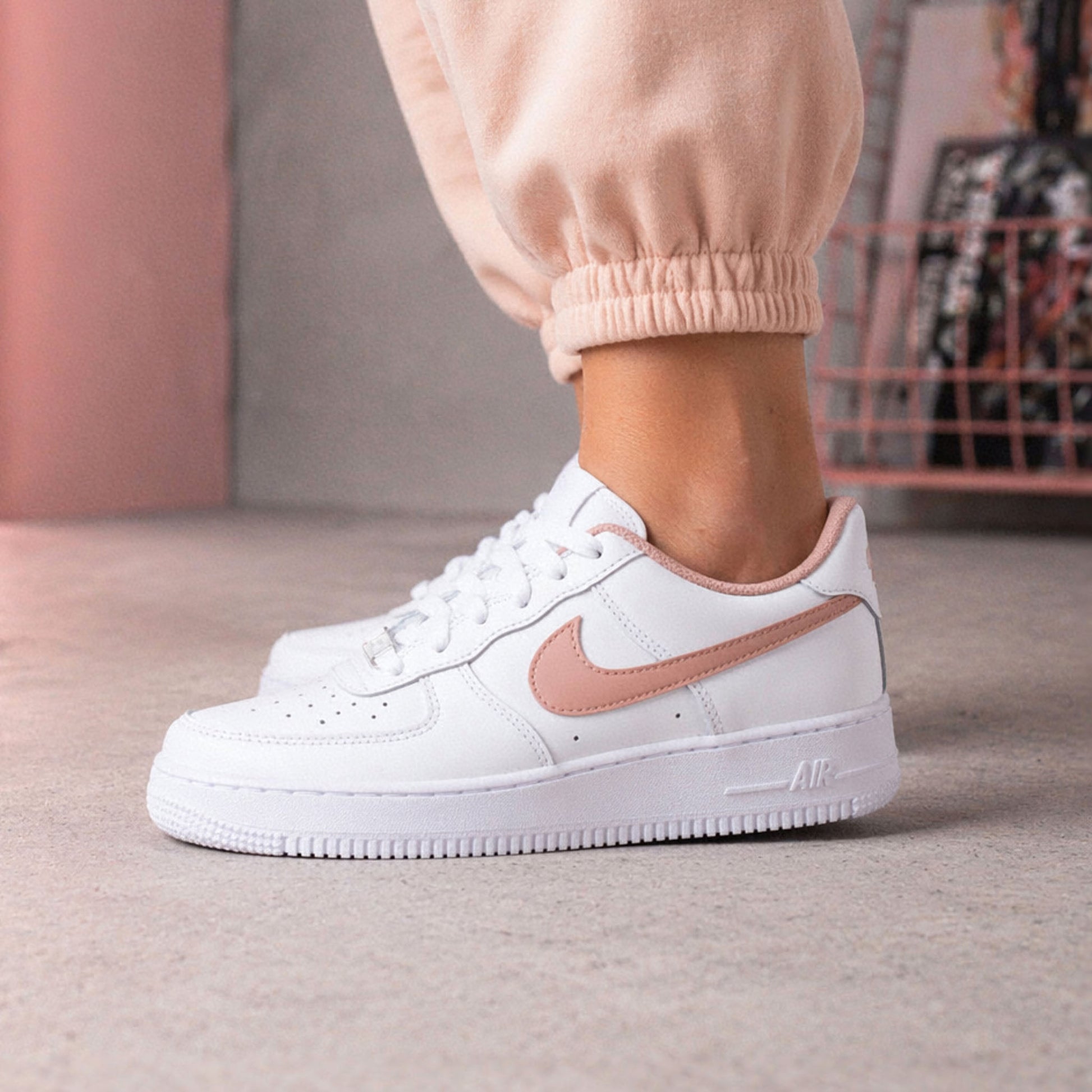 Baskets nike air force 1 custom swoosh et toile couleur terracotta - peint à la main