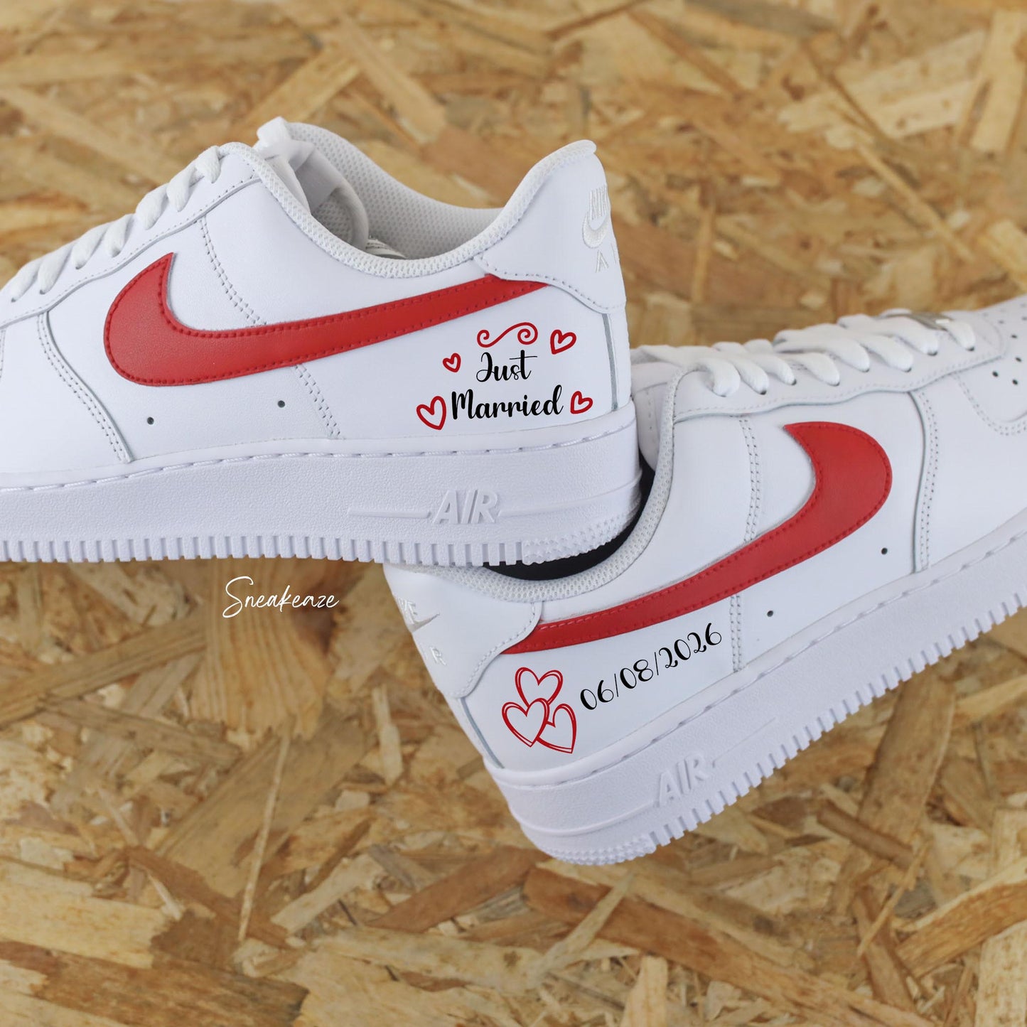 Nike Air Force 1 basses blanches en cuir custom, paire de sneakers pour mariage inscription de la phrase "just married" avec les initiales et la date du jour J à l'arrière des baskets. Sneakeaze customs - skz wedding 