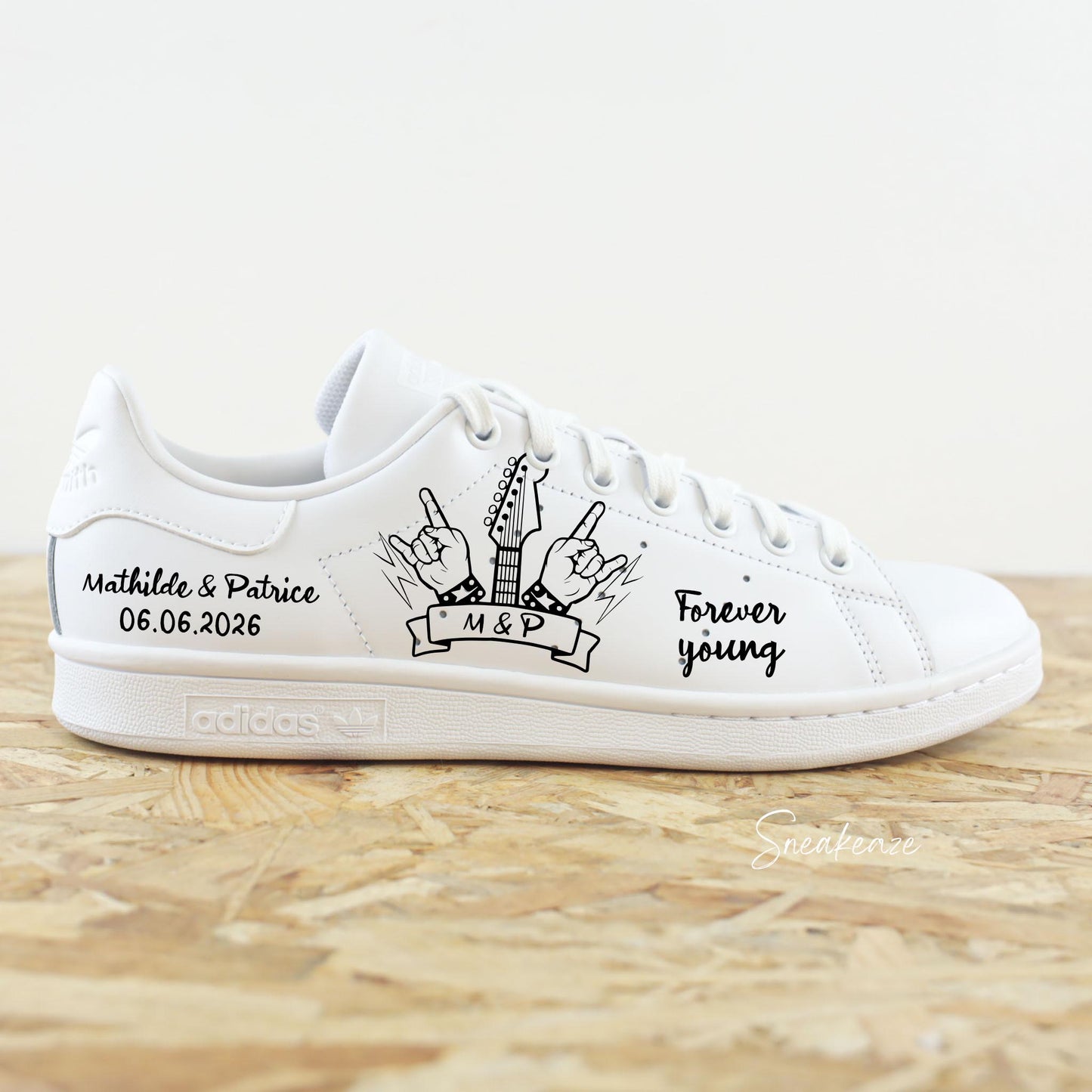 Adidas Stan smith custom mariage avec l'inscription des initiales, des prénoms ainsi que votre date de mariage, dessin rock and roll.