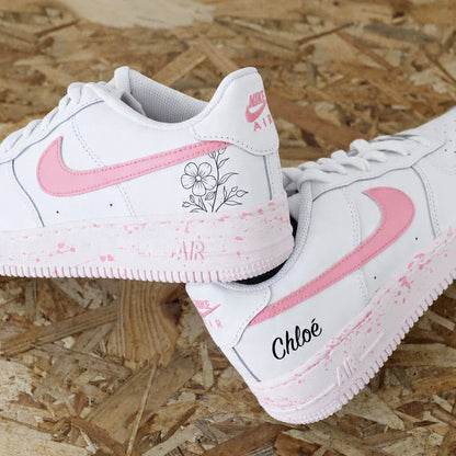 Air force 1 custom rose avec motif floral et prénom personnalisé - Sneakeaze