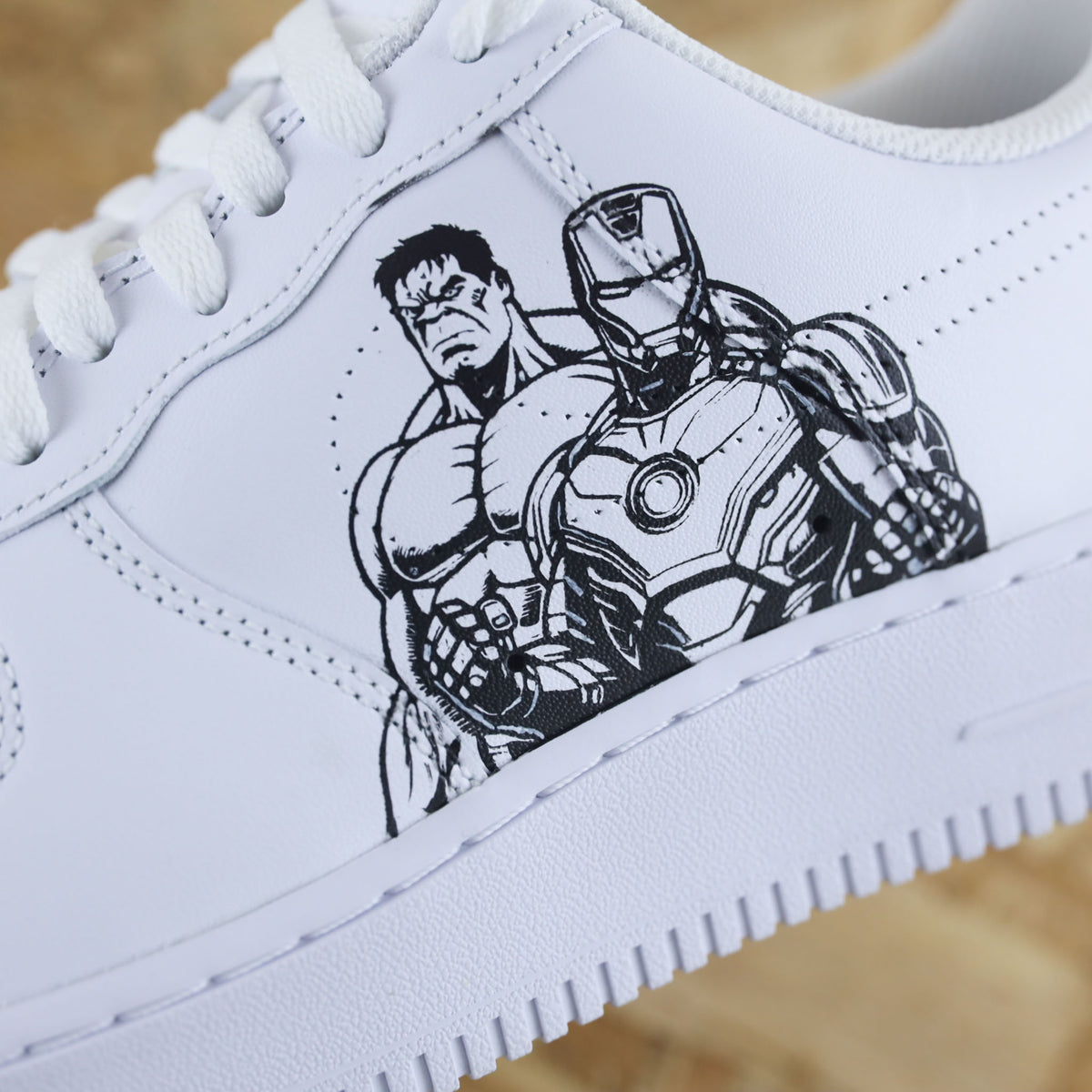 Baskets Nike Air force 1 custom dessin peint Hulk et Ironman des avengers 