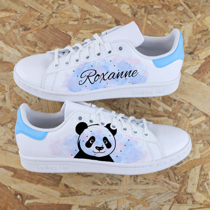 Baskets adidas stan smith custom aquarelle bleu pastel avec inscription d'un prénom et dessin d'un panda sneakeaze custom