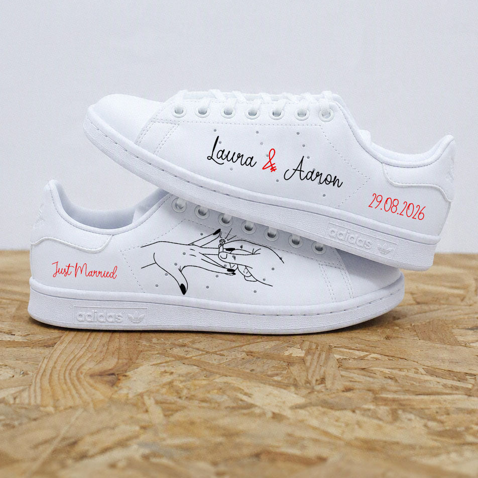 Adidas stan smith mariage custom avec illustration d'échange d'alliances, touches de rouge et prénoms - Sneakeaze