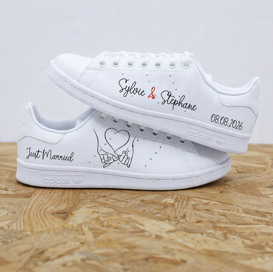 Adidas stan smith mariage custom avec illustration de mains en cœur, inscription just married et prénoms - Sneakeaze