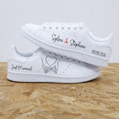 Adidas stan smith mariage custom avec illustration de mains en cœur, inscription just married et prénoms - Sneakeaze