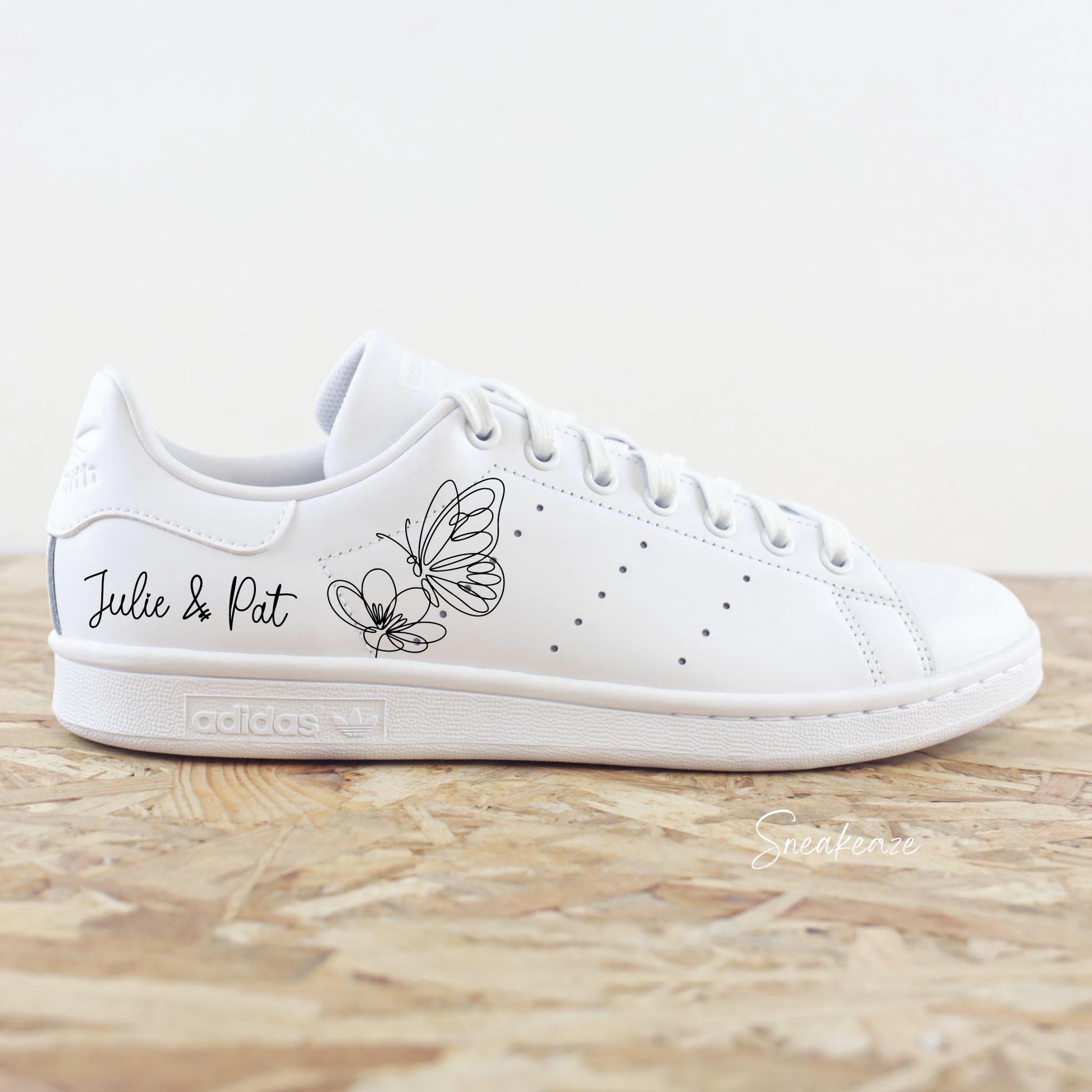 Baskets Adidas stan smith custom dessins de papillons et inscription des prénoms des mariés 
