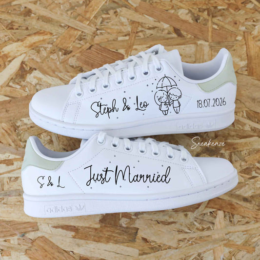 Baskets Adidas stan smith custom amour pluvieux avec inscription de la date du jour J, des prénoms et les initiales des mariés