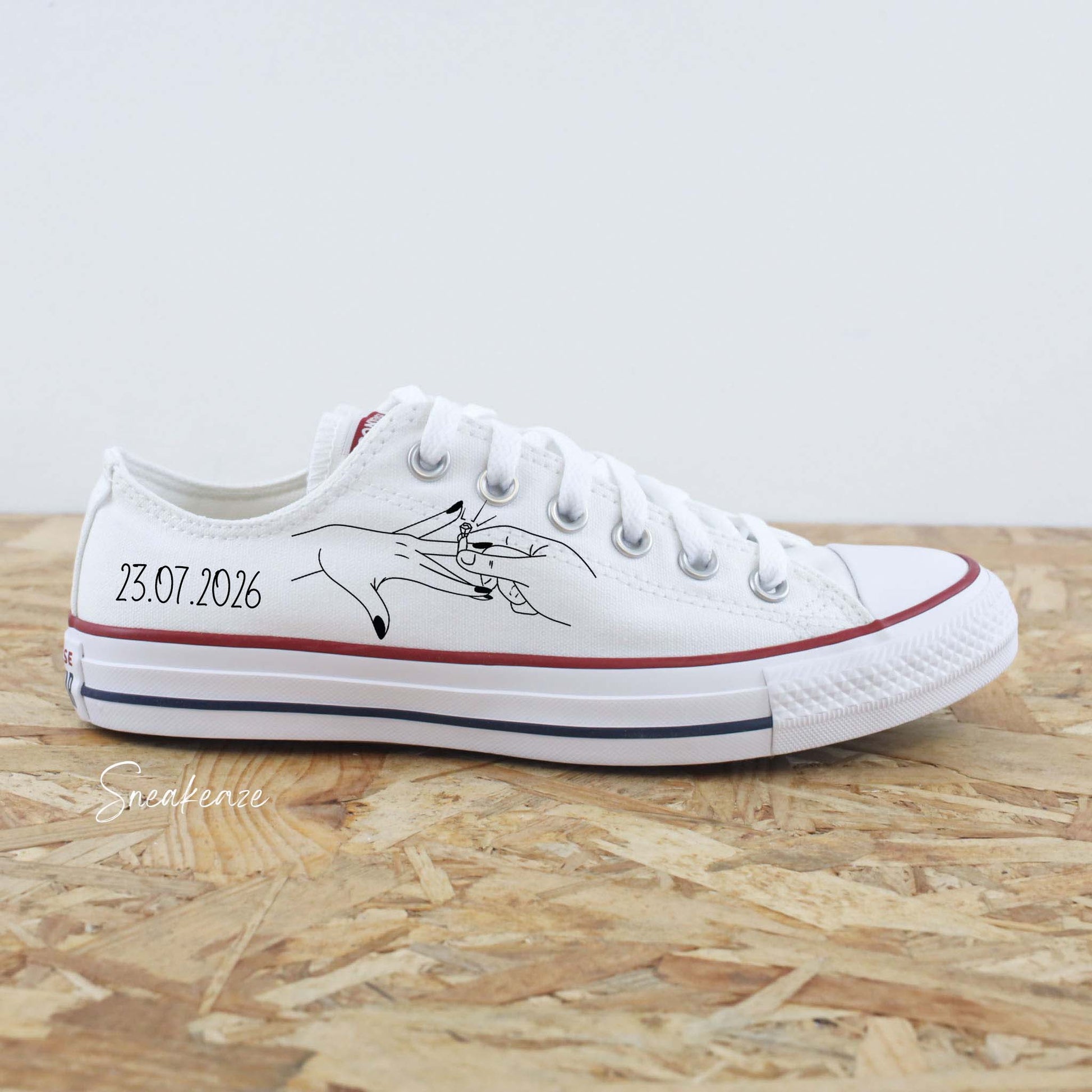 Converse basses blanches en toile custom pour votre mariage dessin de la bague au doigt avec l'inscription de la date du jour J 