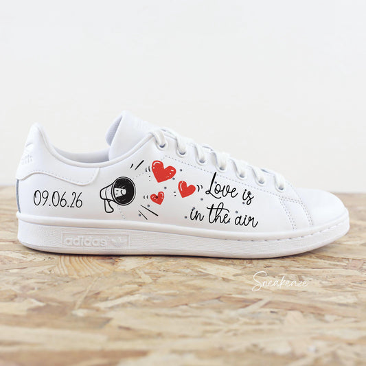 Baskets Adidas stan smith custom avec inscription de la date du jour J et "love is in the air"