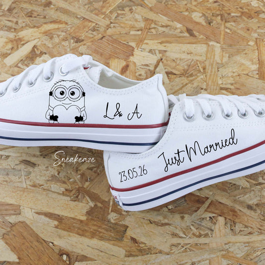 Converse basses blanches en toile custom pour votre mariage dessin d'un Minion avec l'inscription de la date du jour J et des initiales des futurs mariés