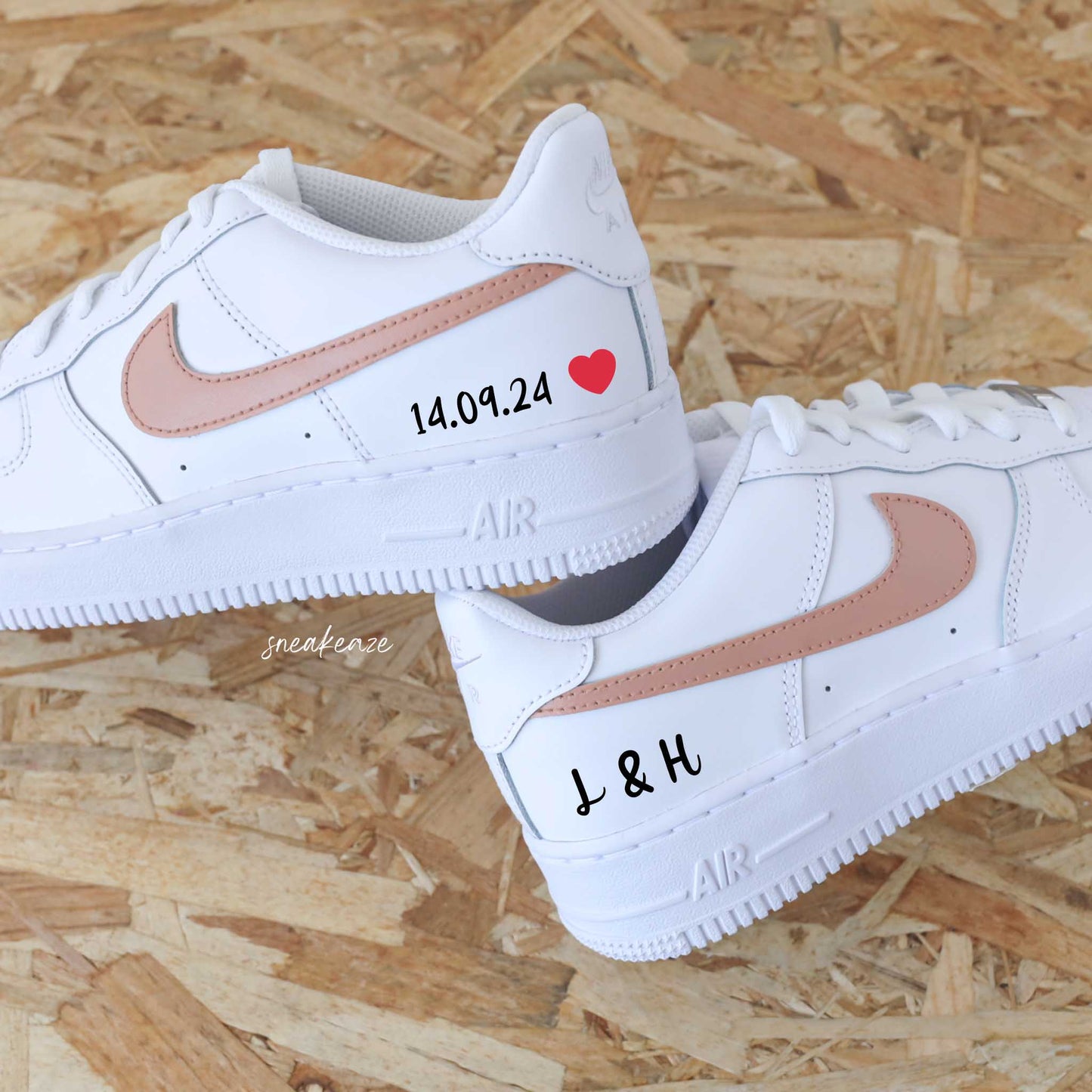 baskets Nike Air Force 1 custom mariage - inscription de la date et des 2 initiales des futurs mariés couleur pastel - sneakeaze customs skz