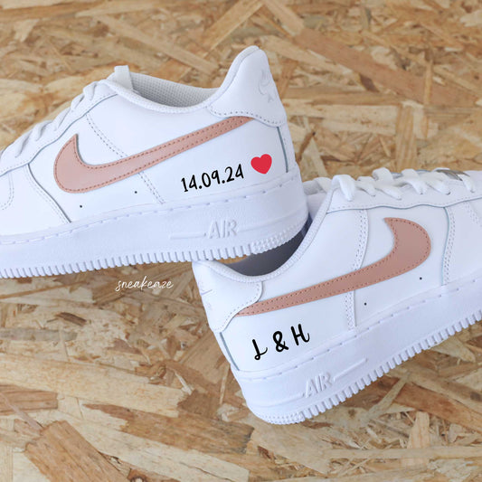 baskets Nike Air Force 1 custom mariage - inscription de la date et des 2 initiales des futurs mariés couleur pastel - sneakeaze customs skz