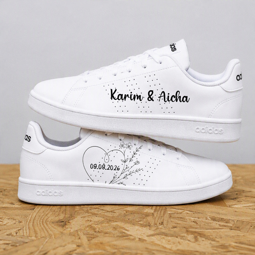 Paire d'Adidas mariage personnalisées avec prénoms sur-mesure et cœur floral baskets de mariage unique et confortables