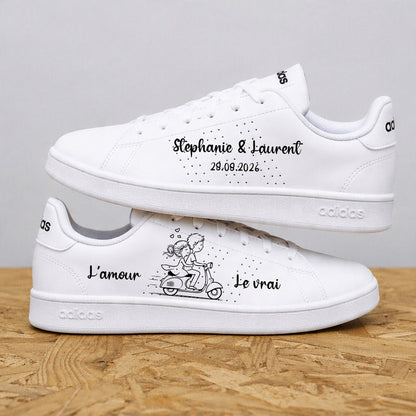 Paire d'adidas de mariage personnalisées avec les prénoms des mariés et une illustration romantique sur scooter par Sneakeaze
