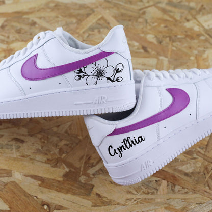 Nike Air Force 1 customisée avec prénom personnalisé swoosh violet et motif fleurs baskets custom pour fille idée cadeau unique
