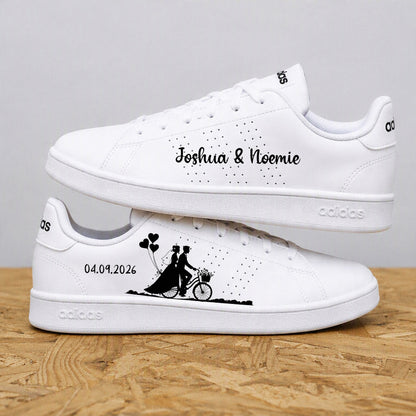 Baskets mariage personnalisées Adidas blanches modèle Échappée Romantique à vélo par Sneakeaze Customs