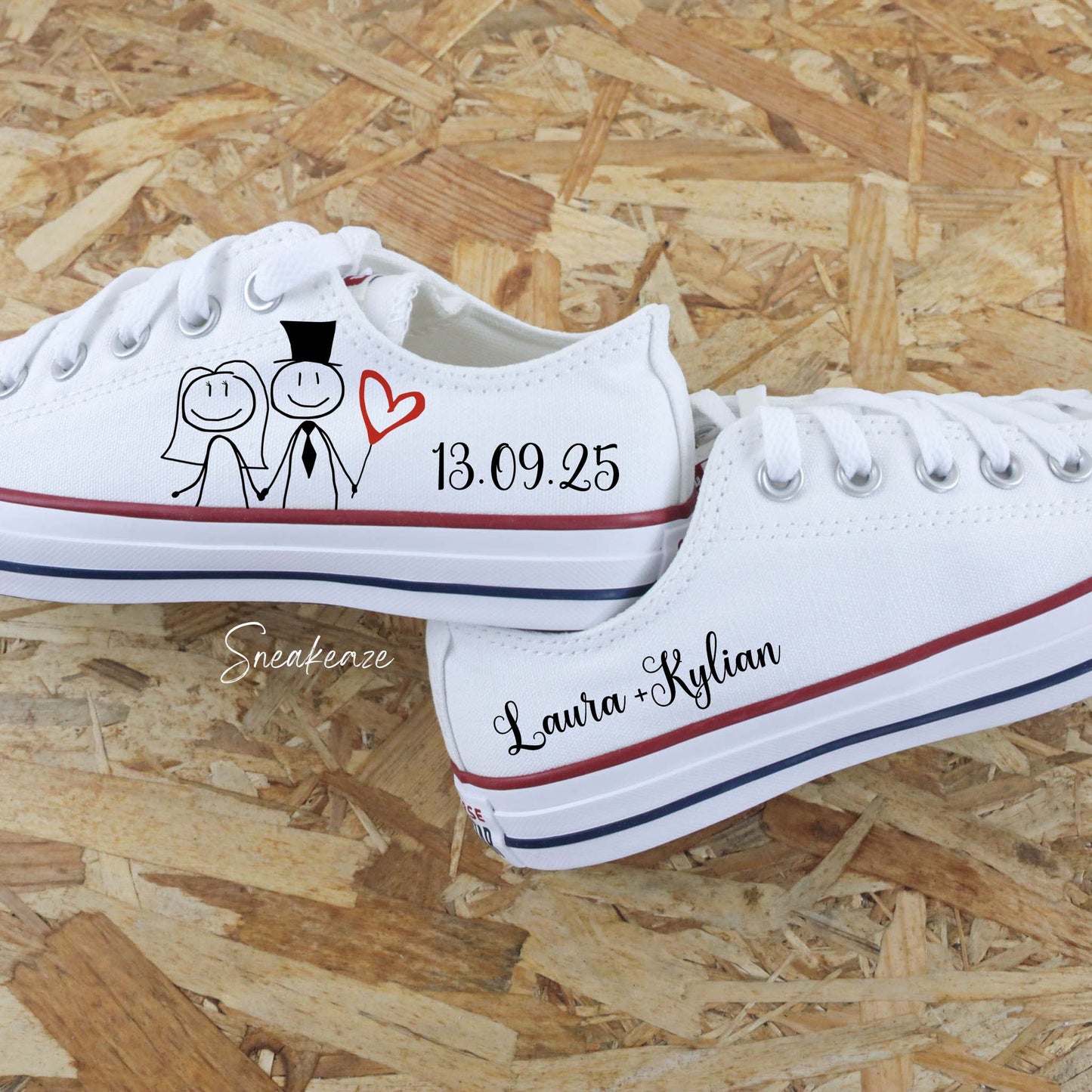 Converse basses blanches en toile custom pour votre mariage dessin de mariés avec l'inscription de la date du jour J et des prénoms des mariés 