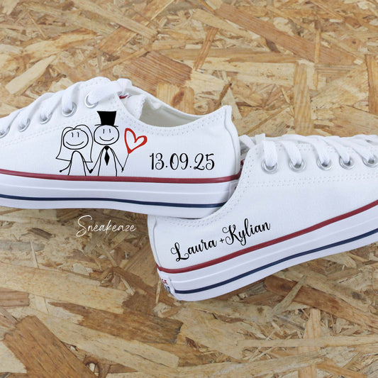 Converse basses blanches en toile custom pour votre mariage dessin de mariés avec l'inscription de la date du jour J et des prénoms des mariés 