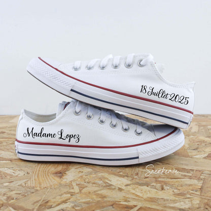 Converse basses blanches en toile custom pour votre mariage avec l'inscription de votre futur nom de famille et de la date du jour J 