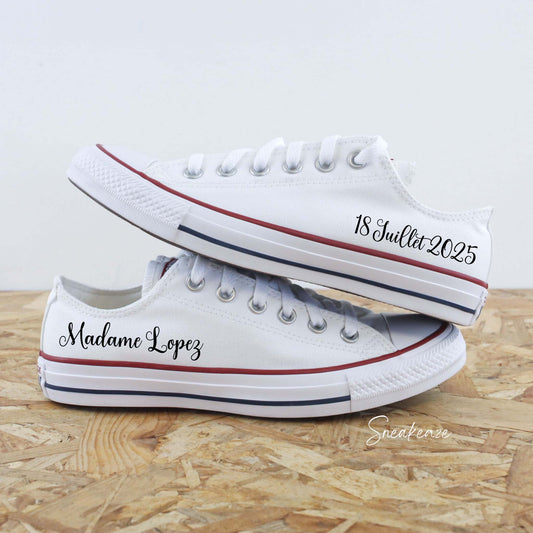 Converse basses blanches en toile custom pour votre mariage avec l'inscription de votre futur nom de famille et de la date du jour J 