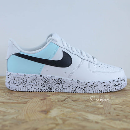 Basket Nike Air force 1 custom color block baby blue et noir. Signes Nike peint sur les 4 cotés en noir avec splash de peinture assortis sneakeaze custom