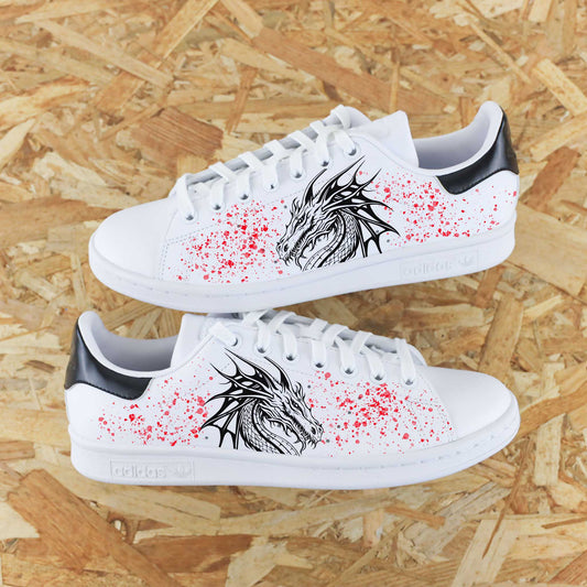 Baskets Adidas Stan Smith custom dessin dragon sur côtés extérieurs avec splash de peinture