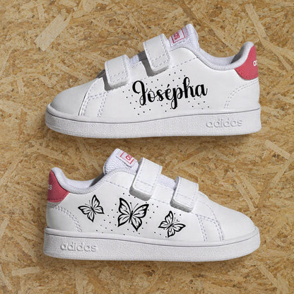 Paire de sneakers personnalisées enfant et bébé avec motif papillons délicats fait main