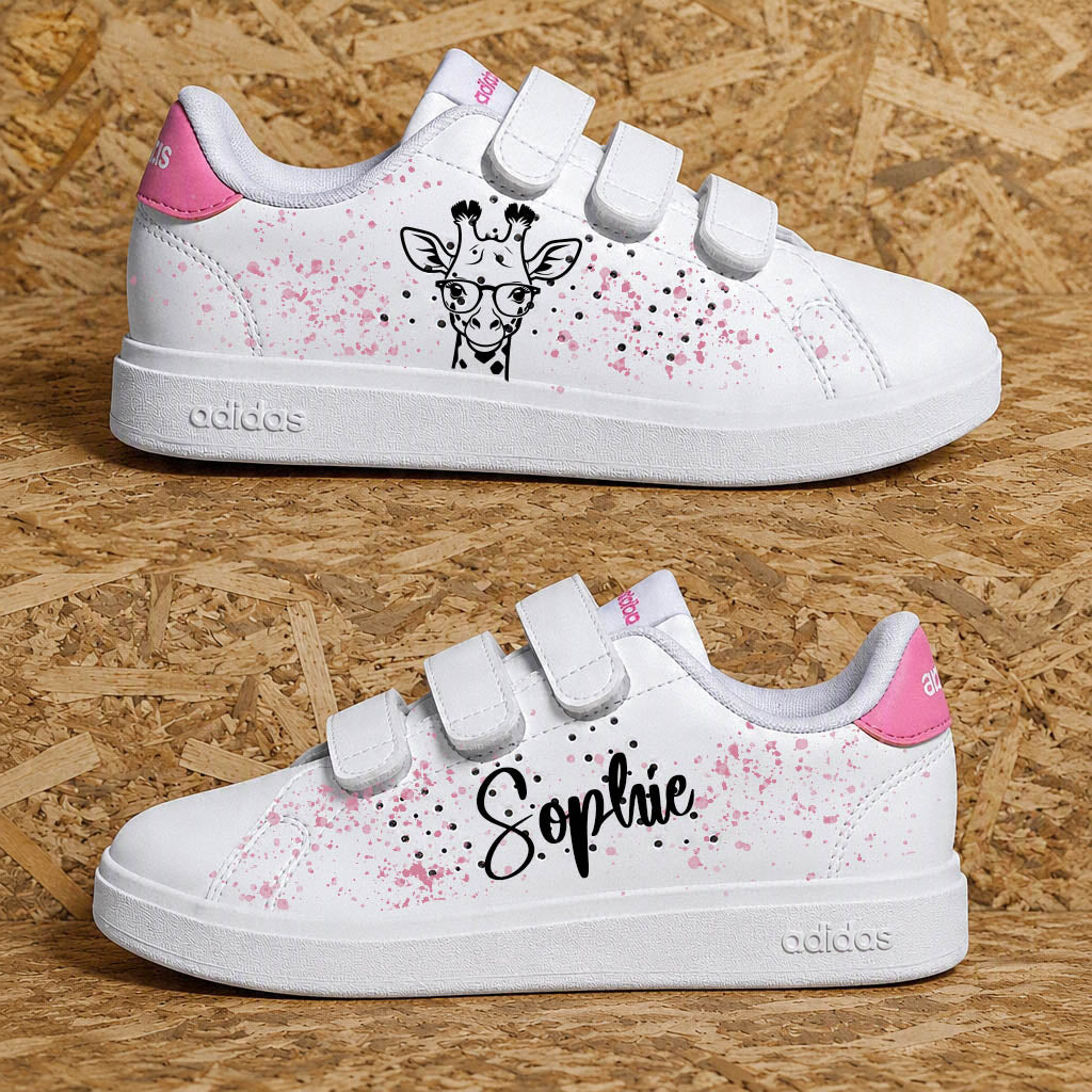 Paire de baskets pour fille personnalisées avec motif de girafe à lunettes et fait main rose et blanc