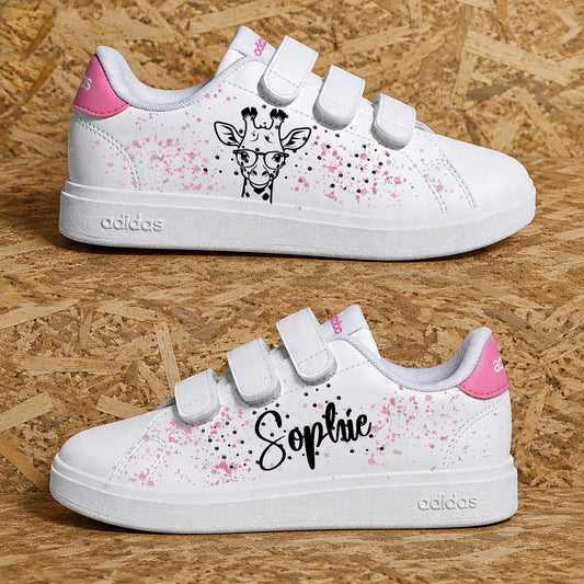 Paire de baskets pour fille personnalisées avec motif de girafe à lunettes et fait main rose et blanc