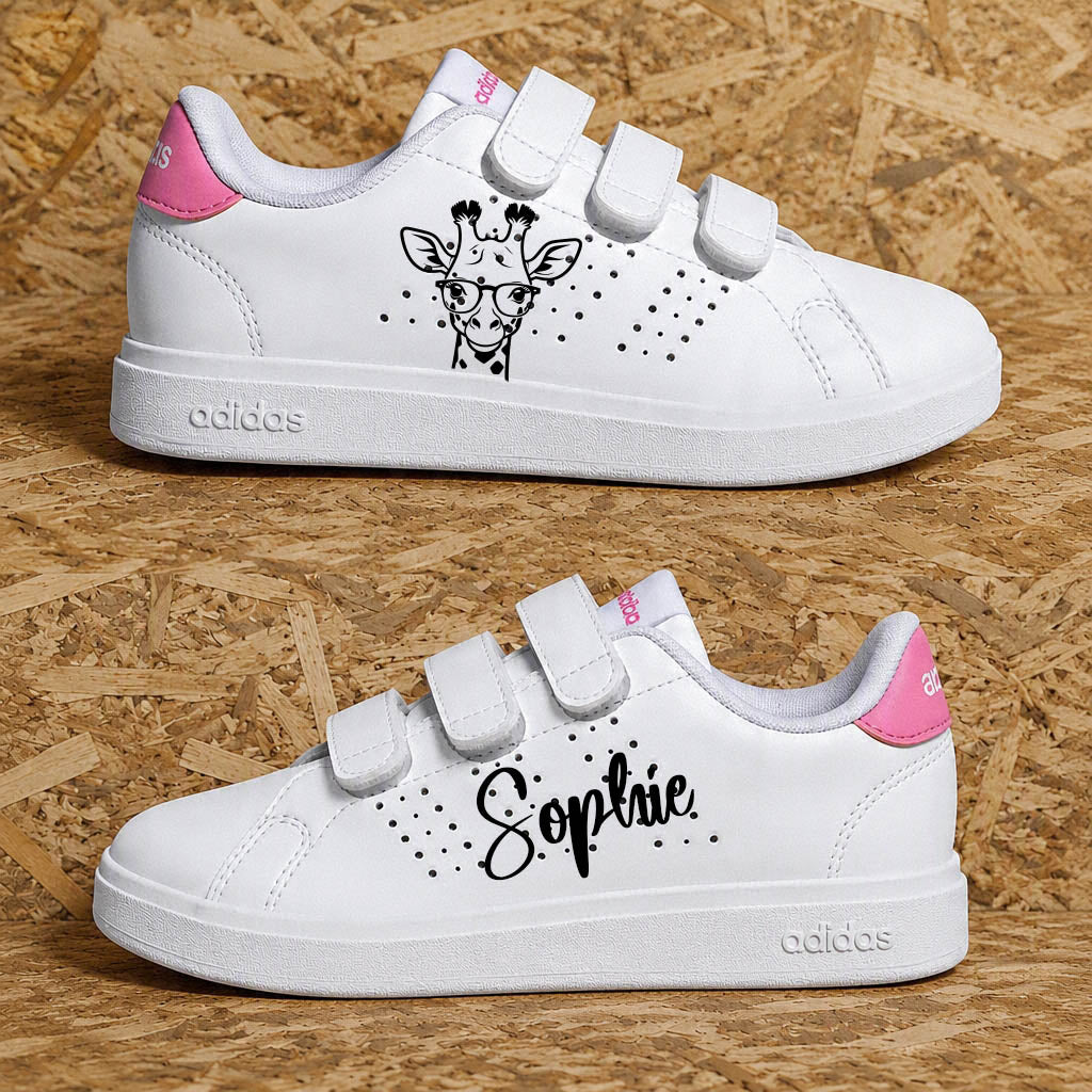 Paire de baskets pour fille personnalisées avec motif de girafe à lunettes et fait main rose et blanc