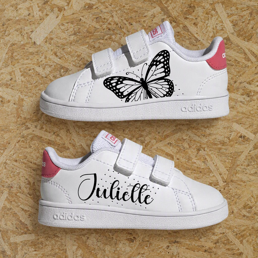 Gros plan sur une adidas bébé custom unique avec un grand papillon et inscription du prénom
