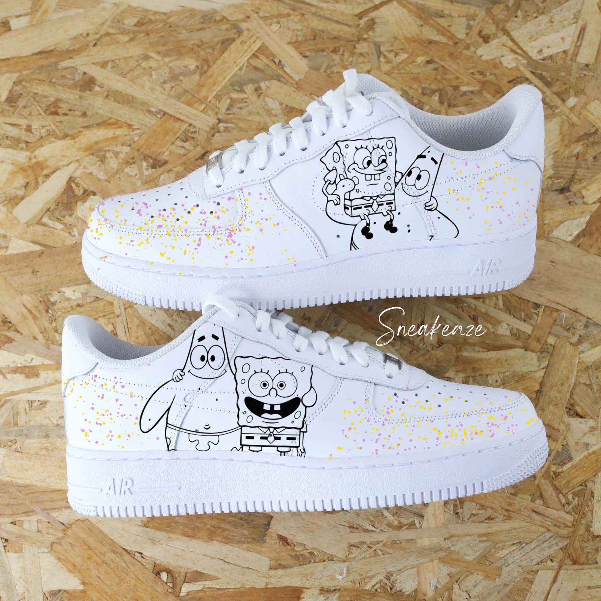 Baskets Nike Air force 1 custom dessins peint à la main de Bob l'éponge et Patrick l'étoile de mer sur les côtés extérieurs avec splash de peinture sneakeaze custom