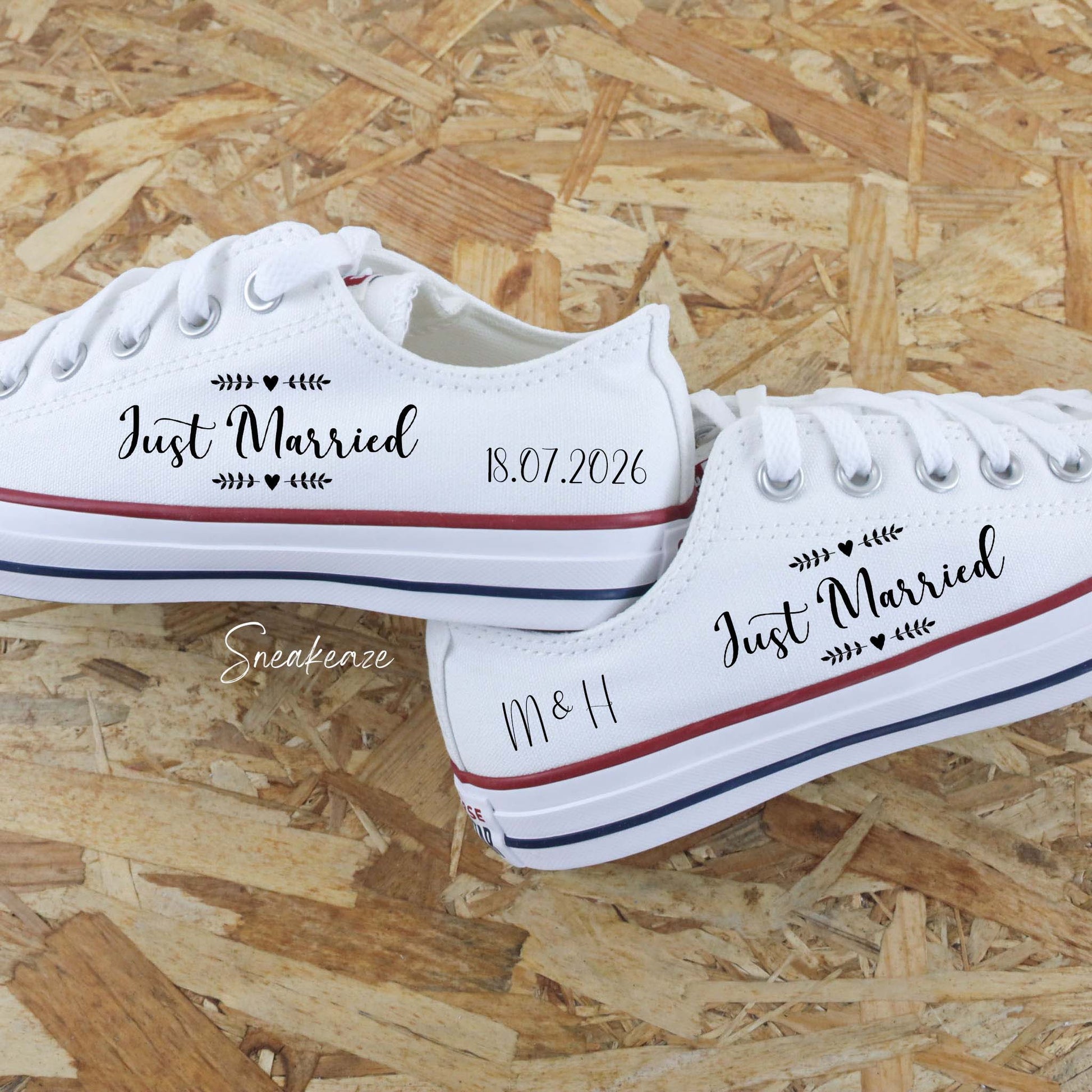 Converse basses blanches en toile custom pour votre mariage "just married" et l'inscription de la date du jour J et des initiales des mariés