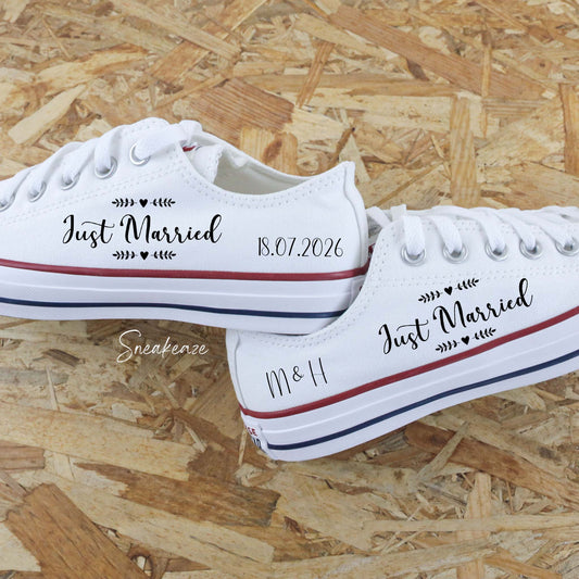 Converse basses blanches en toile custom pour votre mariage "just married" et l'inscription de la date du jour J et des initiales des mariés