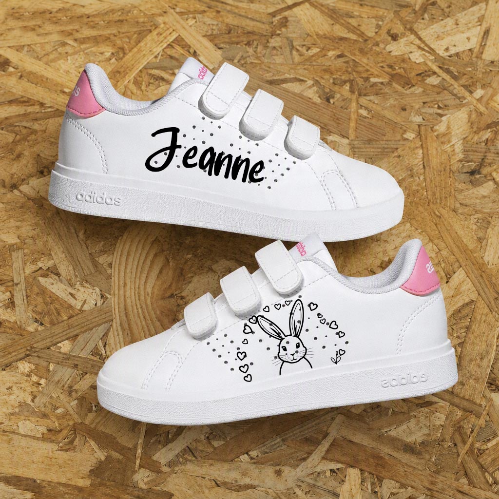 Paire de baskets pour fille personnalisées avec motif de lapin câlin et fabrication artisanale rose et blanc