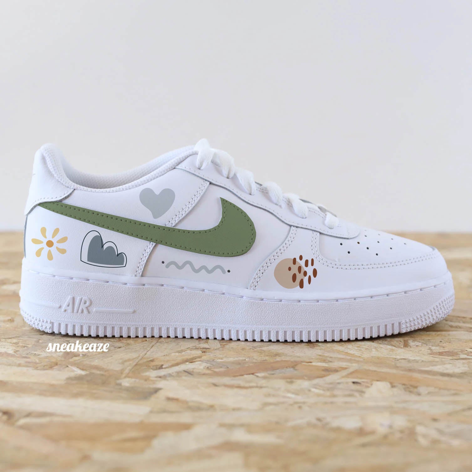 Baskets Nike Air Force 1 custom personnalisées à la main style abstrait avec swoosh olive pastel - sneakeaze customs