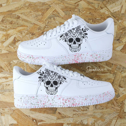 Nike Air Force 1 Rebel Floral custom avec crâne mexicain et éclaboussures rose et gris