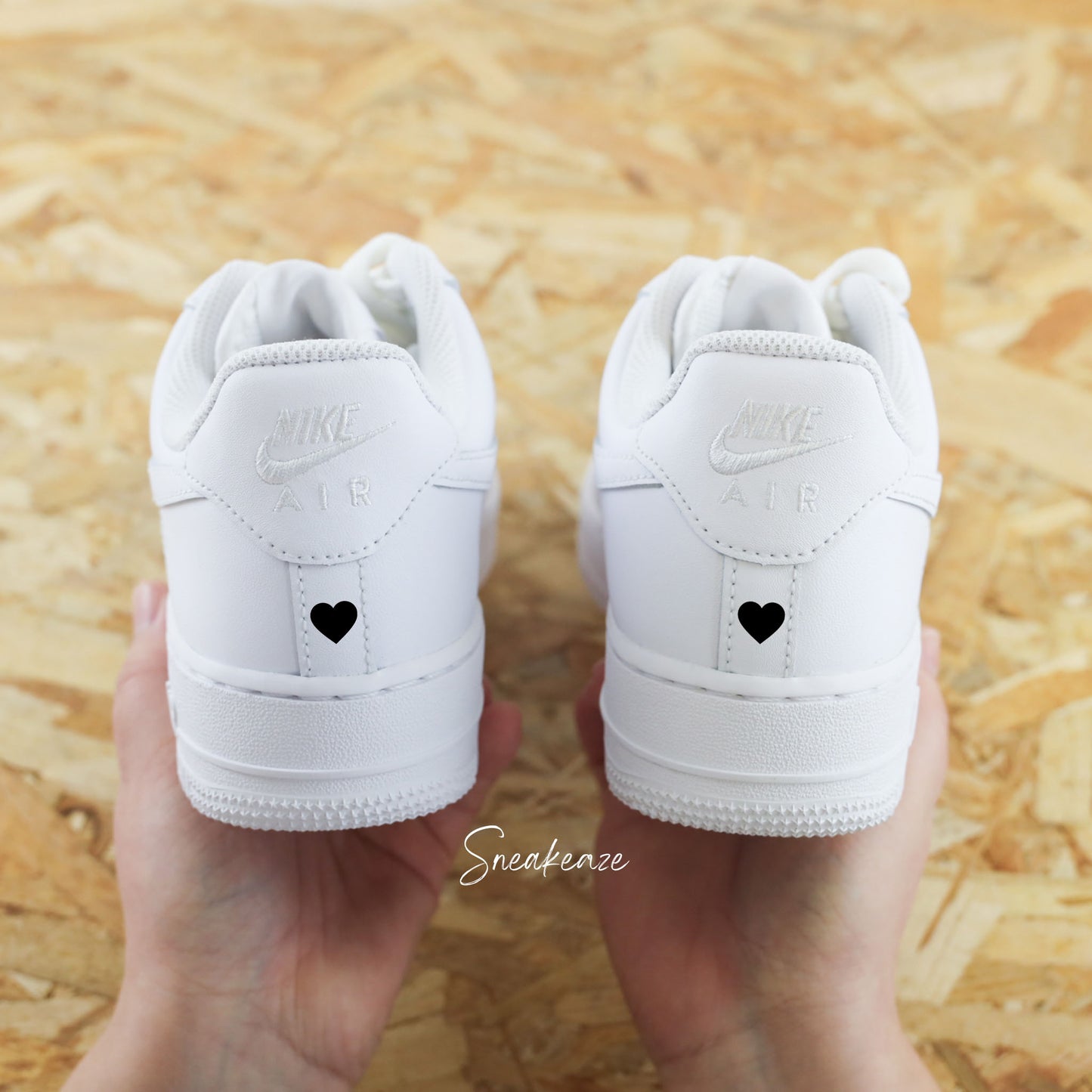 baskets nike air force 1 custom mariage - inscription des initiales et de la date sur les côté, dessin d'un coeur noir sur les talons sneakeaze custom