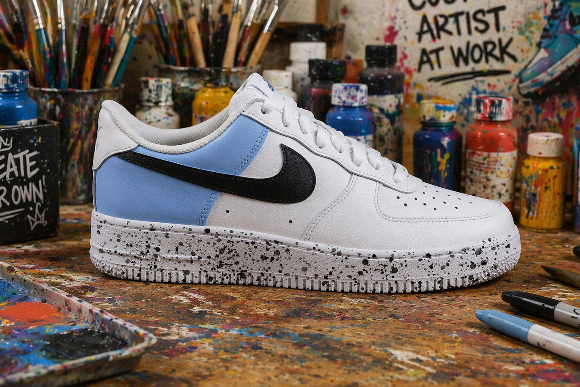 Basket Nike Air force 1 custom color block unc blue et noir. Signes Nike peint sur les 4 cotés en noir avec splash de peinture assortis sneakeaze custom
