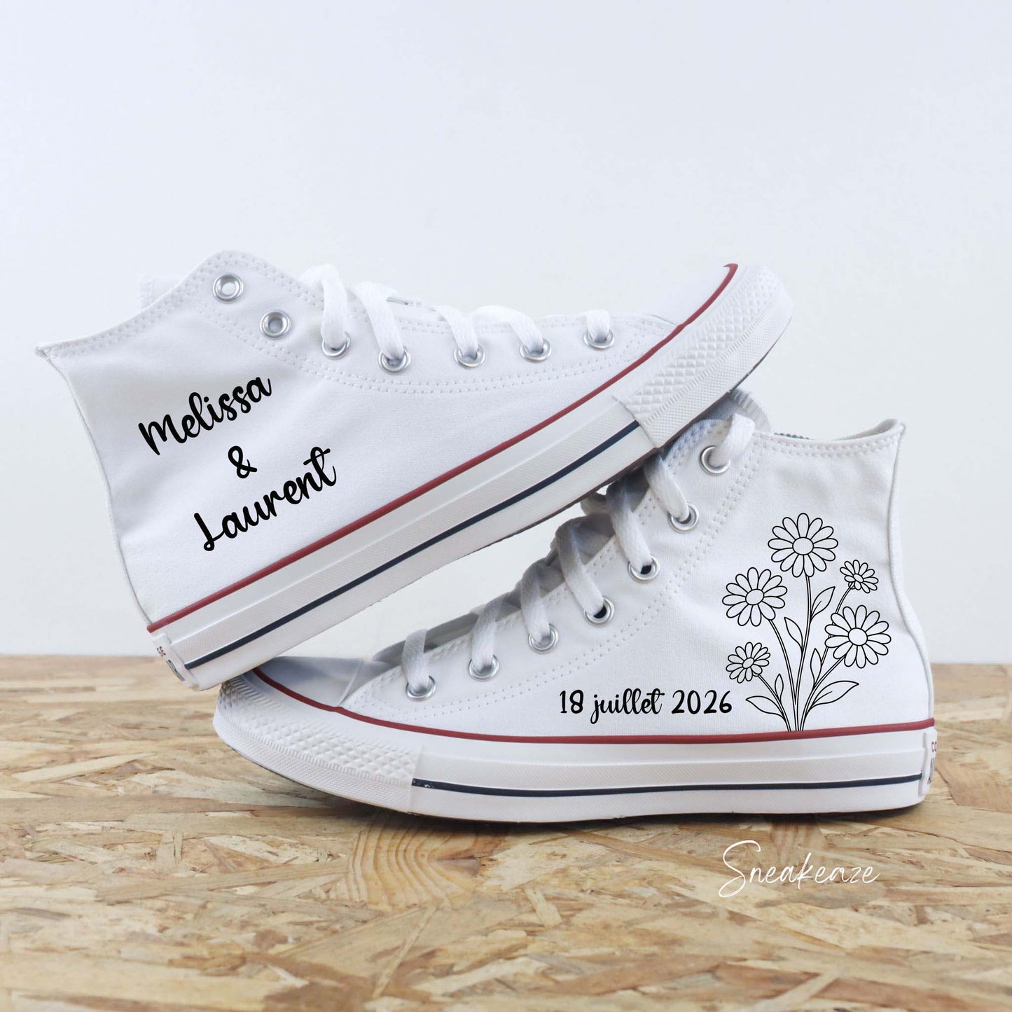 Baskets mariage personnalisées Converse montantes blanches décorées de marguerites par Sneakeaze Customs
