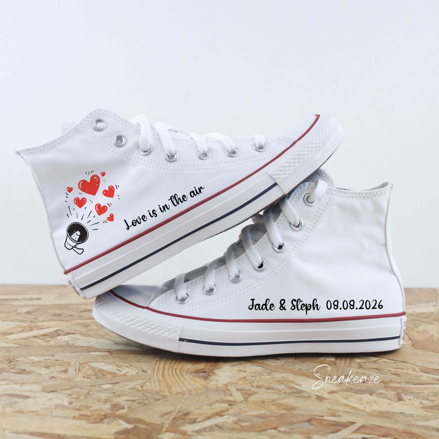Paire de Converse mariage hautes personnalisées avec message Love is in the Air et coeurs