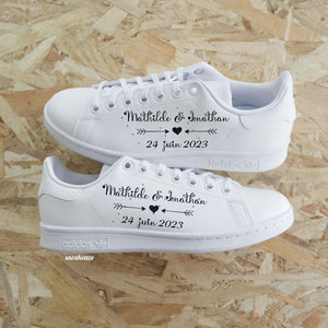 Ouvrir l&#39;image dans le diaporama, Vous êtes à la recherche du petit plus qui vous rendra unique pour le plus beau jour de votre vie ? Démarquez-vous avec une belle paire de sneakers personnalisées ! Ne soyez personne d&#39;autre que vous-même et portez des chaussures qui vous ressemblent ! 
