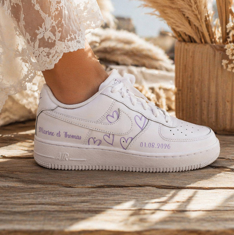 Nike Air Force 1 mariage - paire de sneakers coeurs personnalisable pour votre mariage avec prénoms et date du jour J couleur lila