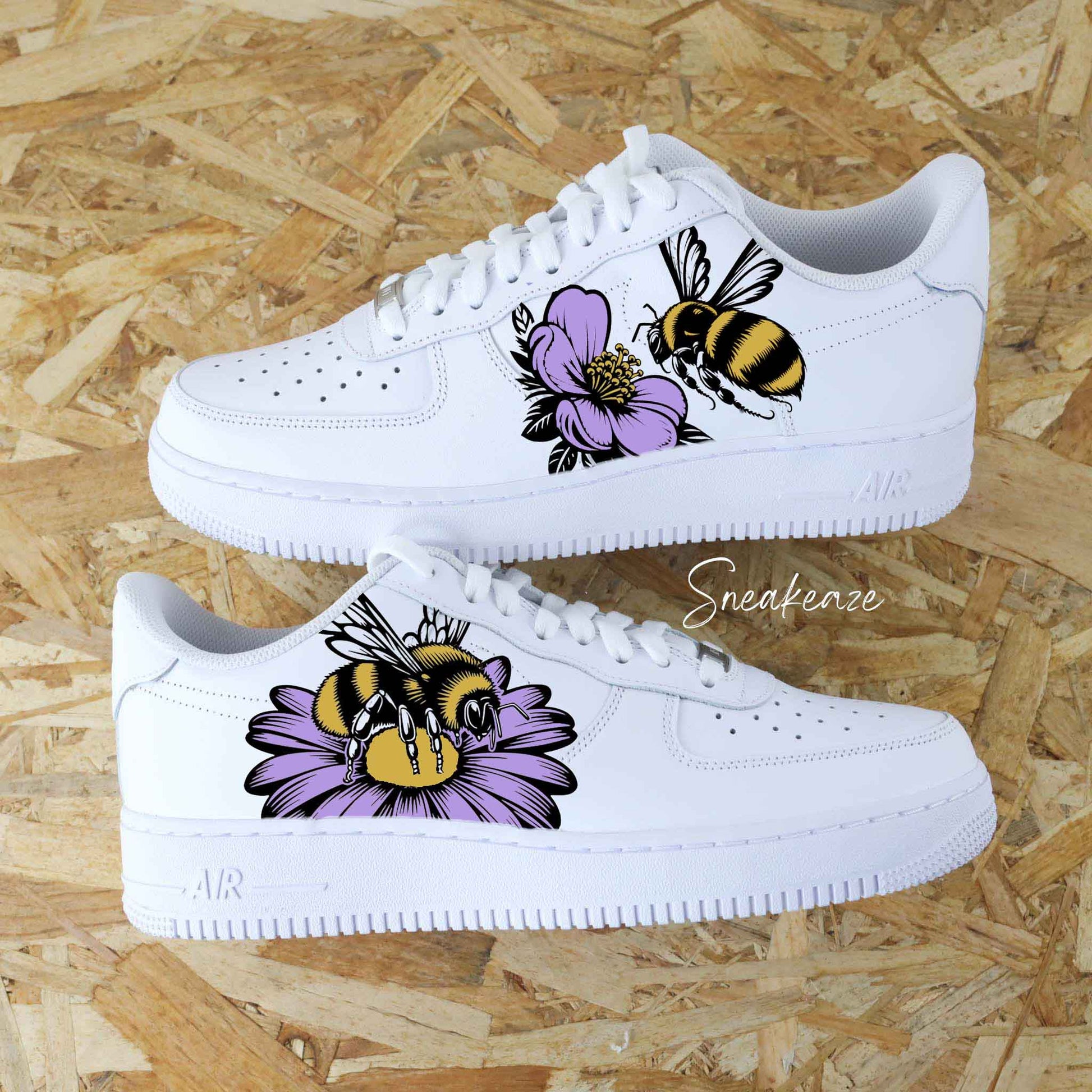 baskets nike air force 1 custom dessin peint à la main fleur et abeille champêtre couleur pastel chaussures personnalisées fleurs des champs printemps sneakeaze customs 