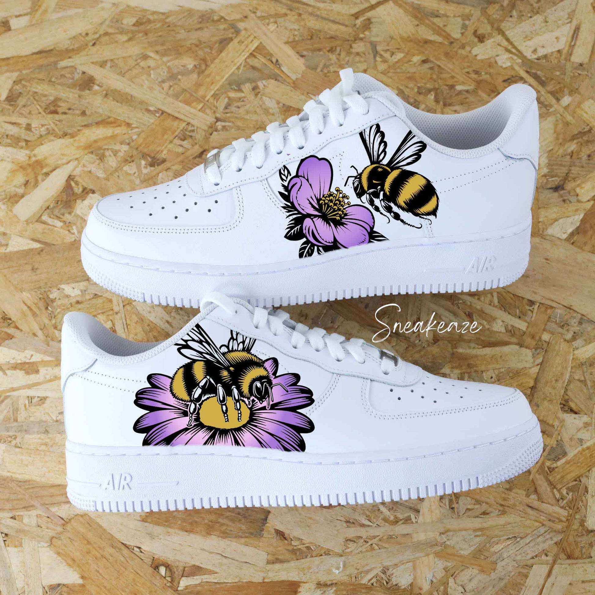 baskets nike air force 1 custom dessin peint à la main fleur et abeille champêtre couleur pastel chaussures personnalisées fleurs des champs printemps sneakeaze customs 