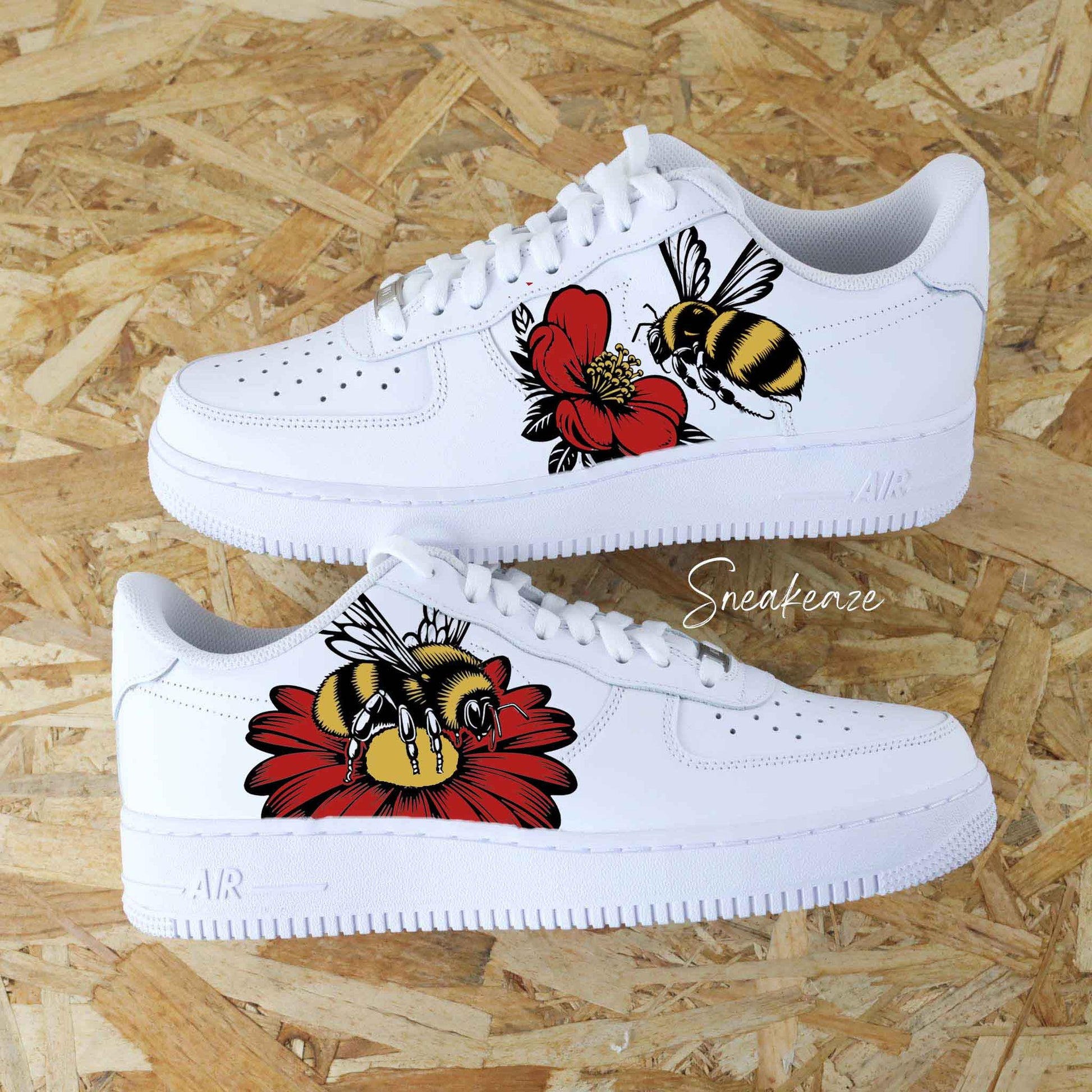 baskets nike air force 1 custom dessin peint à la main fleur et abeille champêtre couleur pastel chaussures personnalisées fleurs des champs printemps sneakeaze customs 